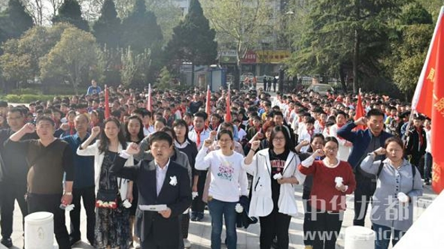 周口：小學(xué)生清明祭掃烈士陵園