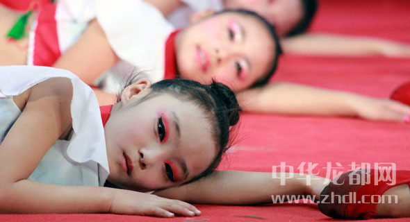 項城舞協(xié)年度盛典 大小舞蹈家同臺獻(xiàn)藝